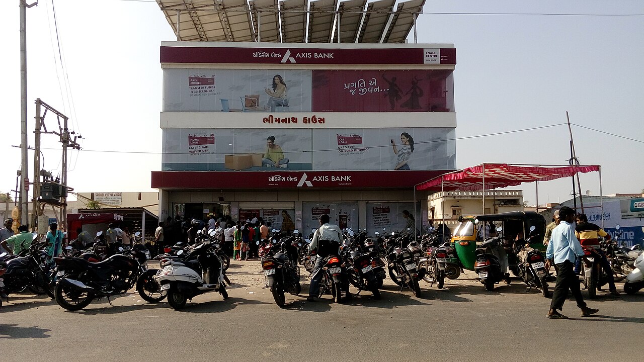 Queue outside an Axis Bank branch during demonetisation